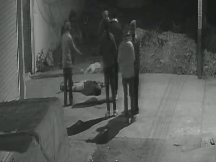 चाकू से शुभम को घायल करने के बाद चुन्नी और उसके साथी मौके से फरार हो गए।