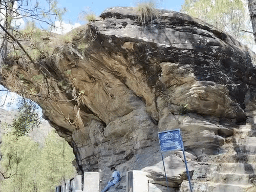 अल्मोड़ा में 'लखुडियार' गुफा की सीढ़ियां।