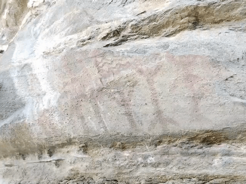 'लखुडियार' में मानव आकृतियों की रॉक पेंटिंग्स।