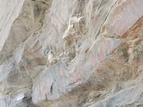 अल्मोड़ा में इस तरह धुंधली पड़ने लगी रॉक पेंटिंग्स।