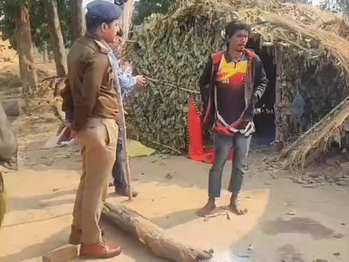 मौके पर पहुंची पुलिस और फोरेंसिक टीम मामले की जांच में जुटी।