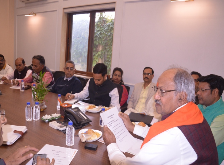 सांसद बृजमोहन अग्रवाल बैठक लेते हुए।