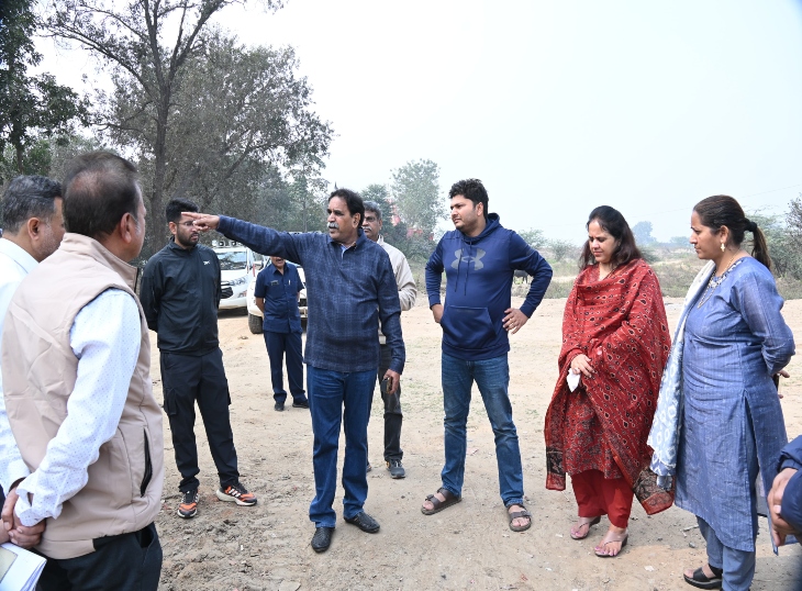 विधायक राजेश मूणत नगर भ्रमण के दौरान अफसरों को निर्देश जारी करते हुए।