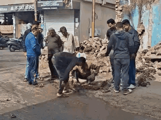 भागीरथपुरा में पाइप लाइन की मरम्मत का काम चल रहा है।