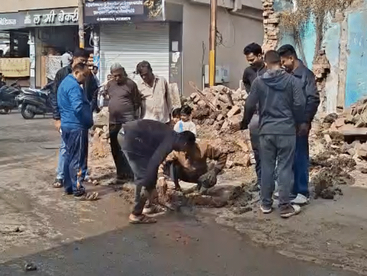 भागीरथपुरा में पाइप लाइन मरम्मत काम चल रहा है।