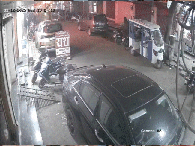 विकास शाम 5.40 बजे स्कूटी पर सवार होकर निम्बाहेड़ा से निकलता है और 7:22 पर लगभग 80 किलोमीटर का सफर तय कर मंदसौर स्थित दिलीप के घर पहुंचा।