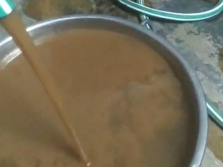 नलों में इस तरह आ रहा है गंदा पानी।