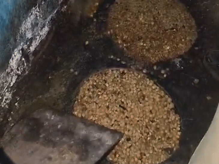 अवैध शराब पर कार्रवाई करती पुलिस।