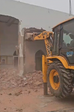 मस्जिद 1500 वर्ग मीटर में बनी थी। अफसरों का कहना है कि जमीन पर कब्जा करके मस्जिद बनाई गई।