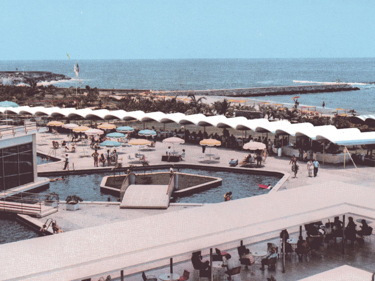 1960 के दशक की शुरुआत में, वेनेजुएला को एक अमीर देश माना जाता था। 1958 में लोकतंत्र की वापसी के बाद राष्ट्र विकास की राह पर तेजी से आगे बढ़ रहा था।