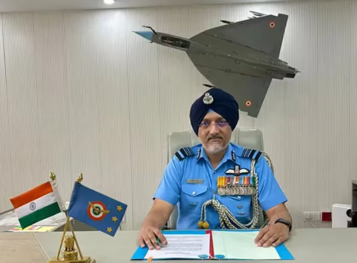 तेजिंदर सिंह नेशनल डिफेंस एकेडमी (NDA) के छात्र रहे हैं।