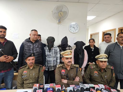 पंचकूला एसीपी क्राइम अरविंद कंबोज, महिला व दूसरे आरोपियों के साथ। - फाइल फोटो