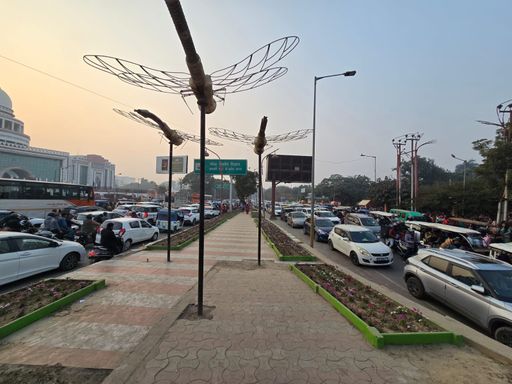 केजीएमयू के सामने भीषण जाम लगा। गोमतीनगर, हजरतगंज, निशातगंज और डालीगंज में रोड पर वाहनों की कतारें लग गईं।