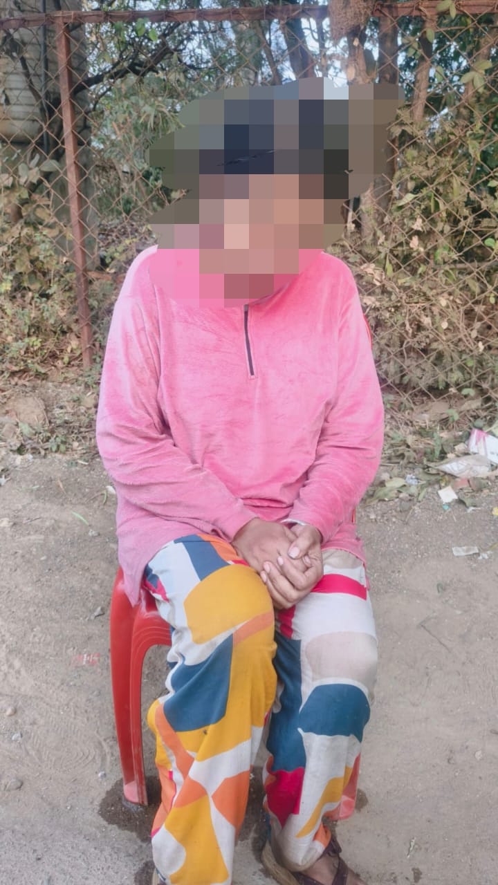 पुलिस ने तत्काल महिला को नदी से निकला, जिससे उसकी जान बच गई।