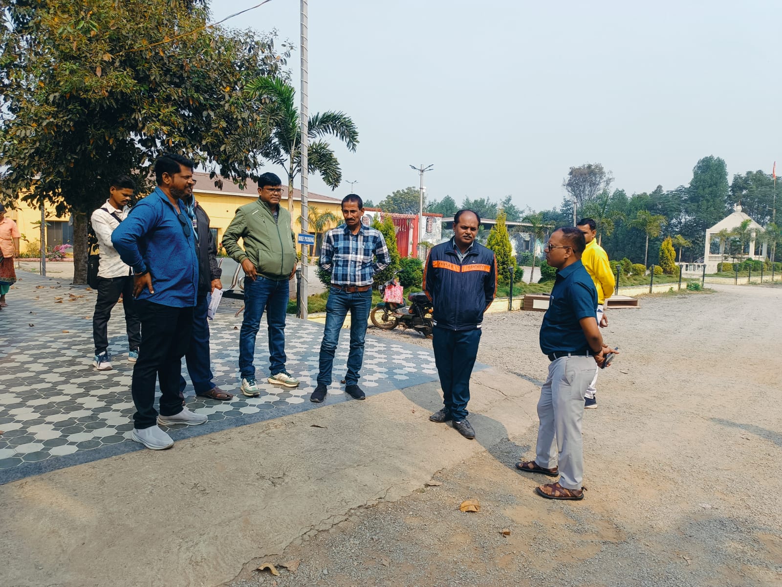 जोन 8 में कार्रवाई करती हुई निगम की टीम