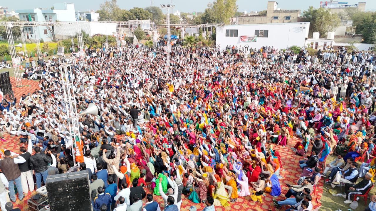 गांव भुंगारका में आयोजित नव वर्ष मिलन समारोह में उपस्थित लोग