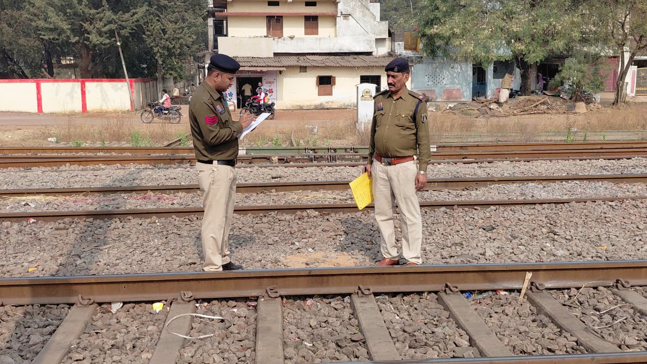 घटनास्थल पर पंचनामा तैयार करते जीआरपी के जवान।