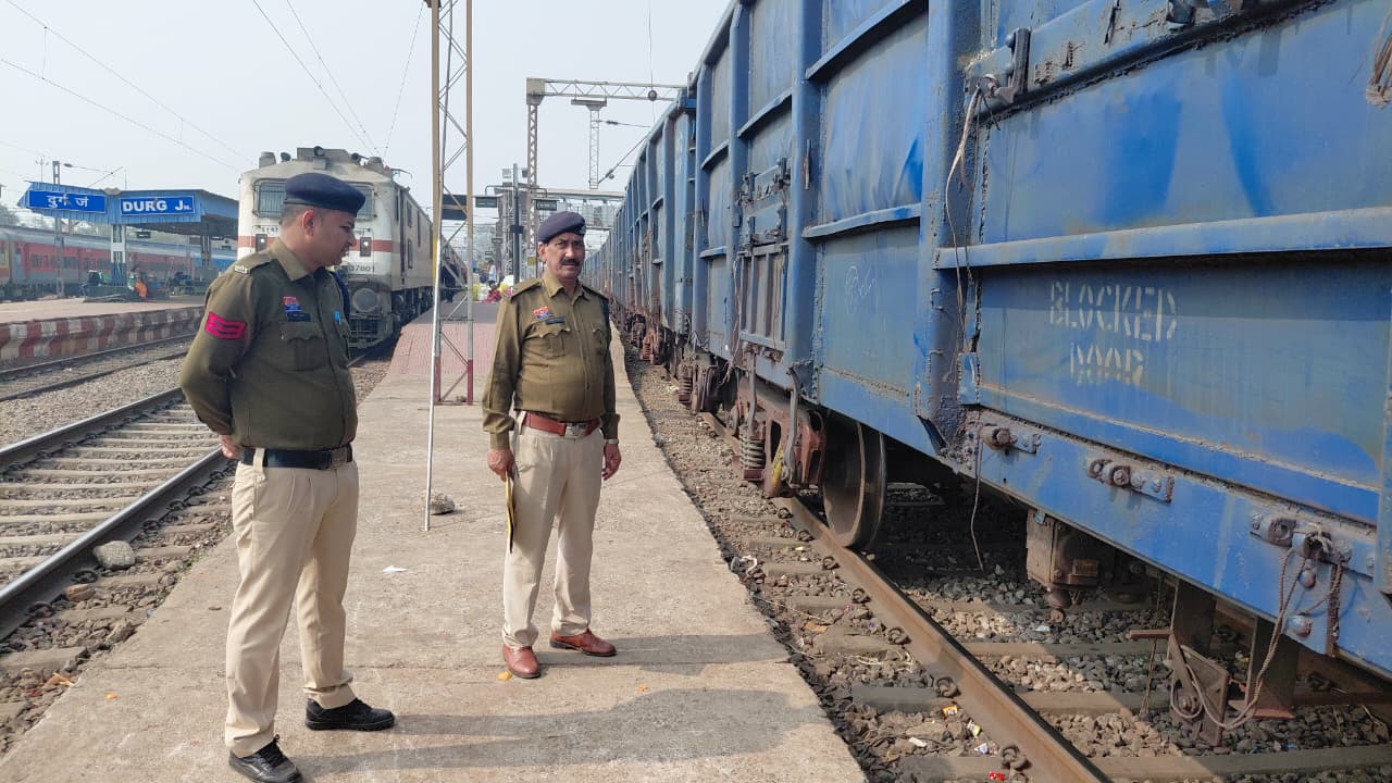 मौका का मुआयना करते जीआरपी के जवान।