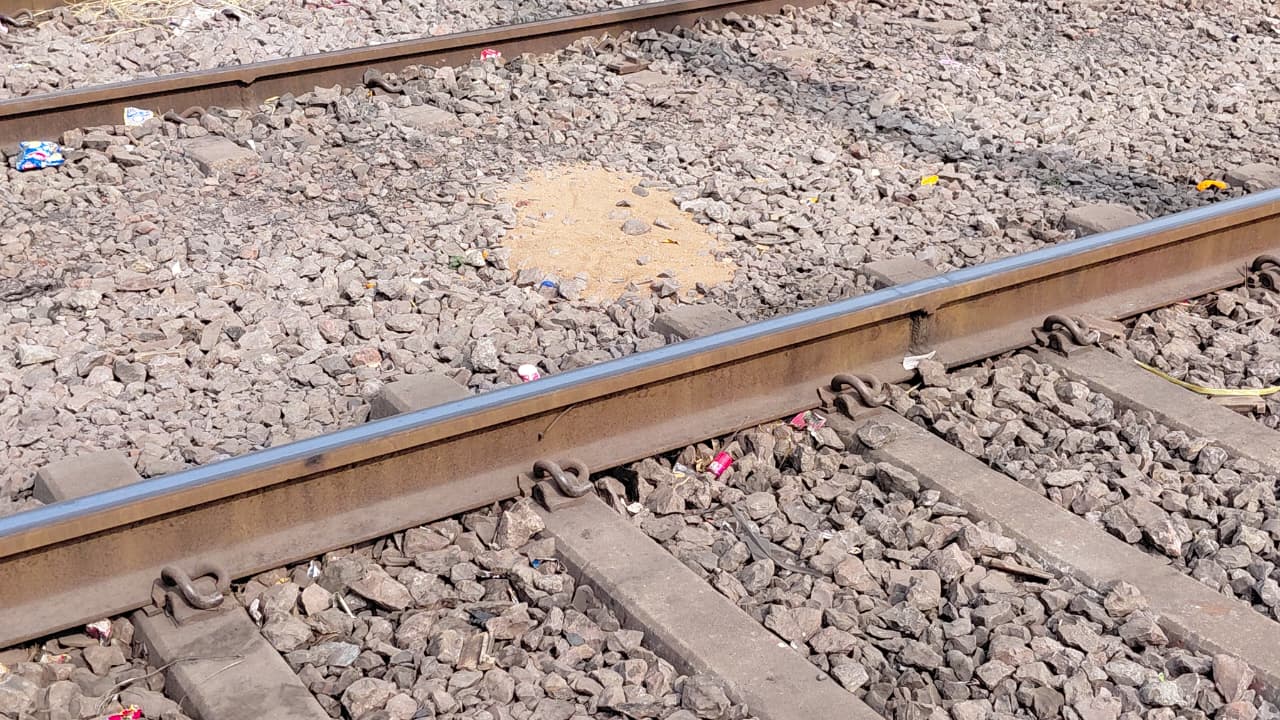 ट्रैक पर पड़ी लाश को हटाकर मर्च्युरी में भेजा गया।