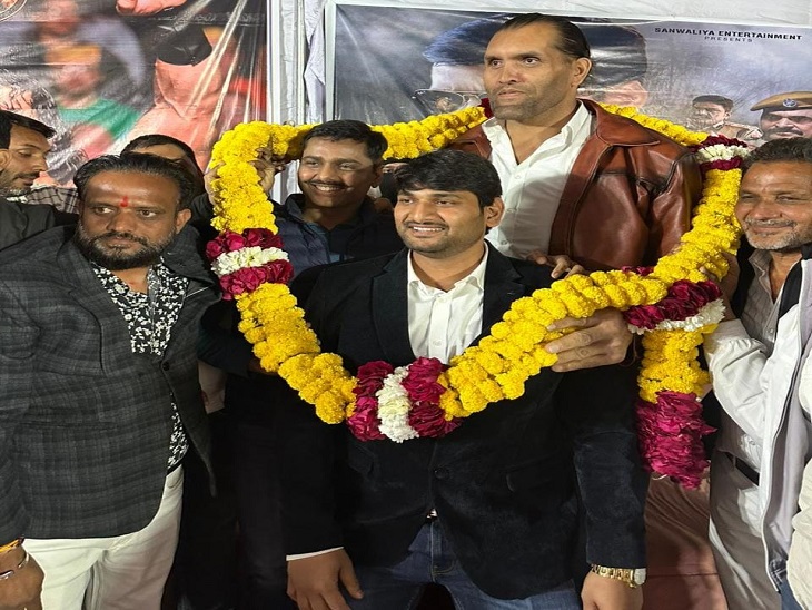 फेमस इंटरनेशनल रेसलर द ग्रेट खली रविवार को उदयपुर पहुंचे। शहर स्थित कविता गांव में आयोजित संभाग स्तरीय वॉलीबॉल प्रतियोगिता के समापन समारोह में बतौर मुख्य अतिथि शामिल हुए।