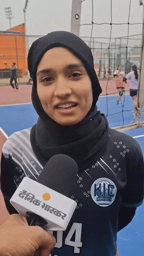 जम्मू-कश्मीर टीम की अटैकर सदफ मंजूर ने कहा- हिजाब लगाकर खेलना हमें अच्छा लगता है।