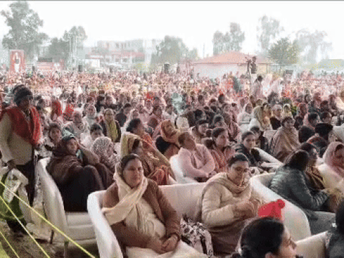 सम्मान समारोह में बैठे हुए ग्रामीण व रामपाल के अनुयायी।