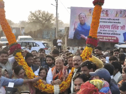 BJP के राष्ट्रीय महामंत्री अरुण सिंह को सीकर में 151 किलो की माला पहनाई गई।
