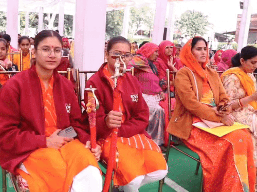 उपमुख्यमंत्री दीया कुमारी ने रविवार को सम्मानित प्रतिभाओं को स्मृति चिन्ह और माला पहनाकर सम्मानित किया। समाज के लिए उल्लेखनीय योगदान देने वाले भामाशाहों को भी सम्मान दिया।