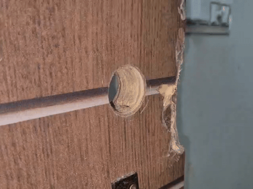 तोड़ा गया दरवाजे का ताला।