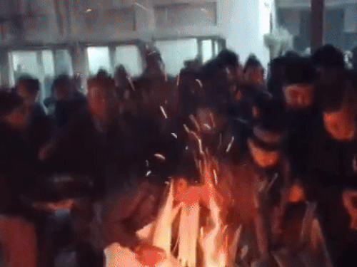 मेयर विनीत धीर अपने पिता को मुखाअग्नि भेंट करते हुए। - Dainik Bhaskar