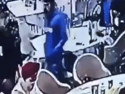 वीडियो में दोनों हमलावरों का बेखौफ होकर पिस्टल निकालते हुए