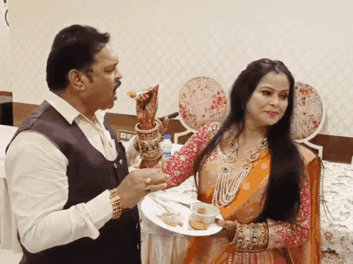 उर्मिला सनावर के हाथ से रसगुल्ला खाते पूर्व विधायक सुरेश राठौर