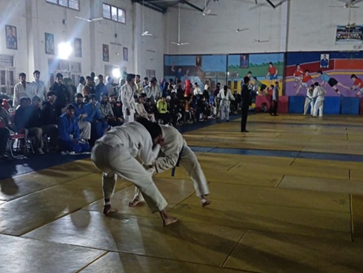 भिवानी के भीम स्टेडियम में आयोजित हरियाणा राज्य स्तरीय जूनियर जूडो चैंपियनशिप में खेलते हुए खिलाड़ी