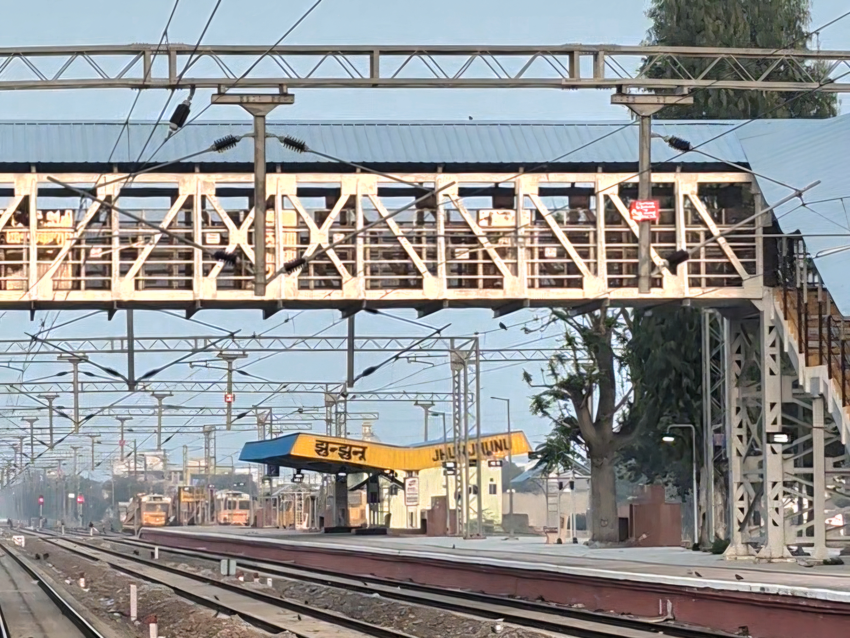 पहले से मौजूद सीढ़ियों से लैस पुल।