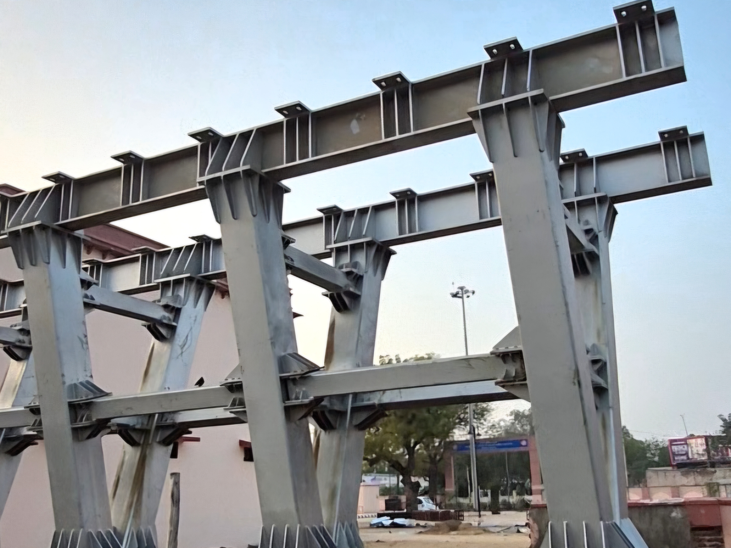 झुंझुनू रेलवे स्टेशन पर निर्माणाधीन पुल।