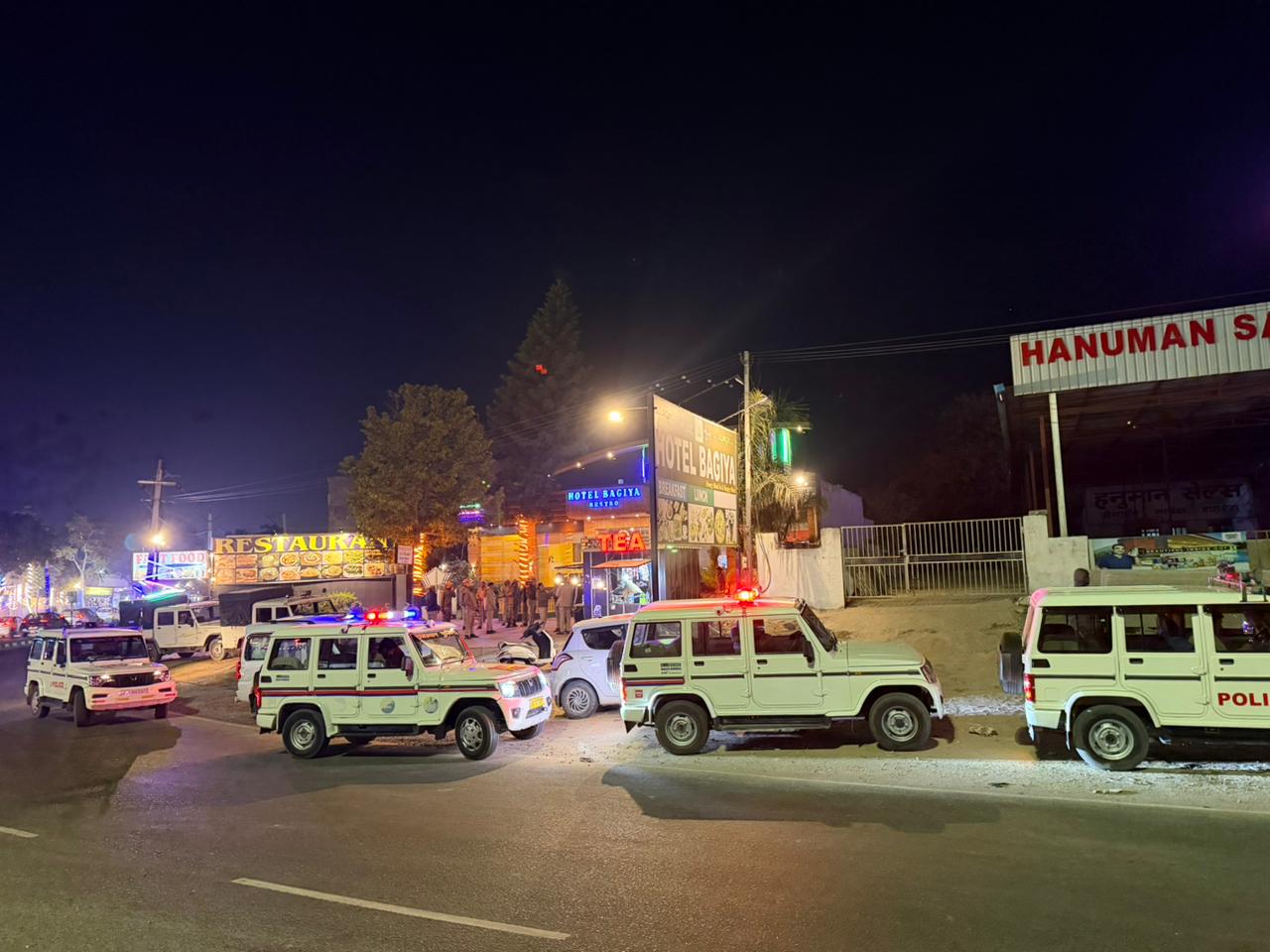 पुलिस ने सीकर के बगिया होटल पर भी रेड की। इस दौरान संदिग्ध को हिरासत में लिया।