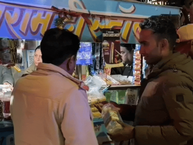 सीकर के बजरंग कांटा पर थड़ी की तलाशी लेते हुए पुलिस।