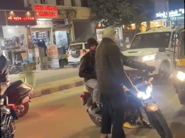 सीकर के पिपराली रोड पर बाइक को जब्त करते हुए पुलिस।