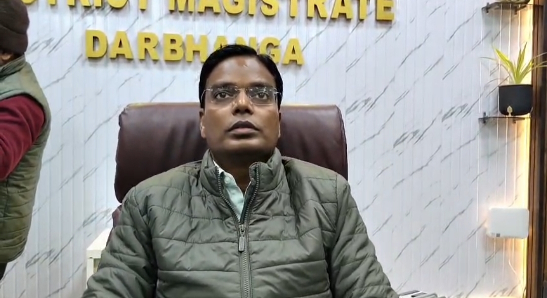 जिलाधिकारी पत्रकारों के सवालों का जबाब देते हुए