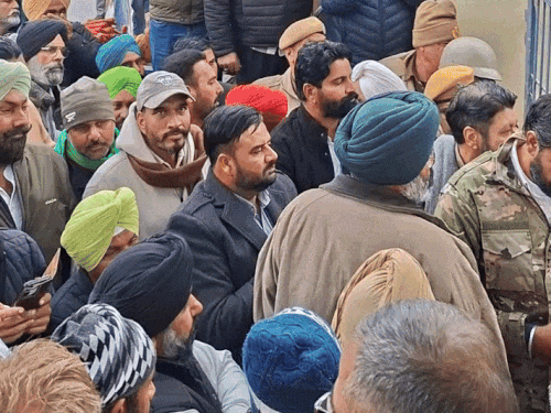 जल संसाधन विभाग ऑफिस के बाहर प्रदर्शन करते हुए किसान।