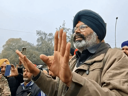गंगा सिंह चौक पर संबोधित करते हुए किसान नेता।