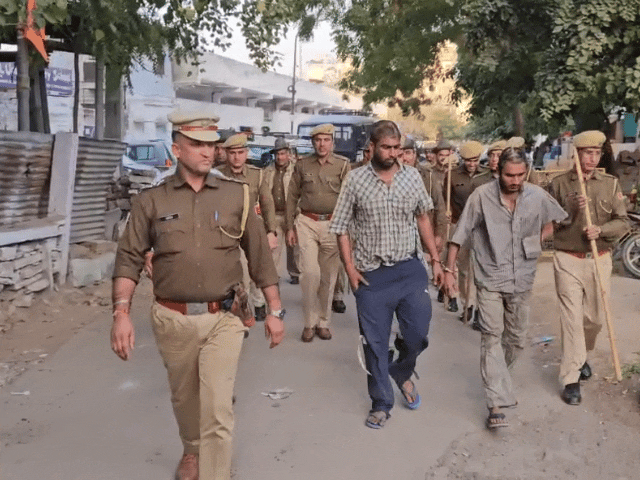पुलिस ने आरोपियों की शाम को परेड भी निकाली।