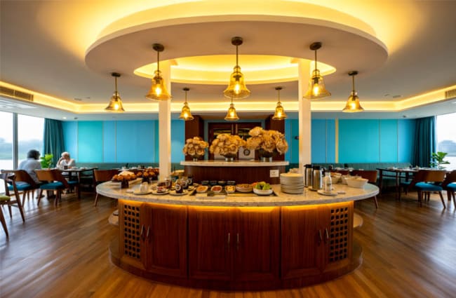 इसमें रेस्टोरेंट की व्यवस्था भी की गई है।