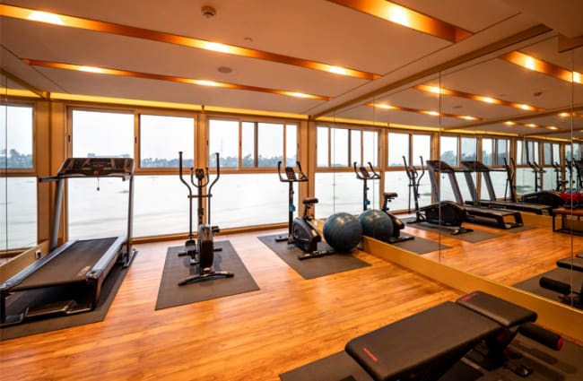 क्रूज में जीम की व्यवस्था।