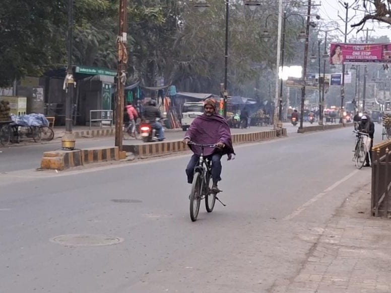 ठंड से बचने के लिए चादर में लिपटे नजर आए लोग।