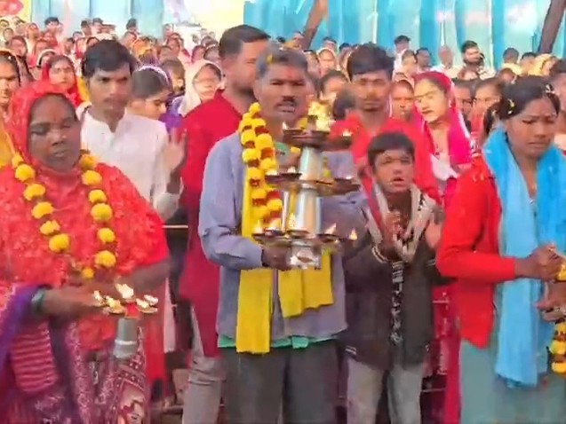 लोगों ने हवन-पूजन के बाद आरती की गई।