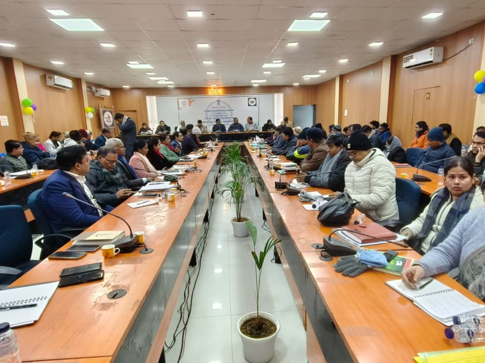 बैठक में मौजूद पदाधिकारी।