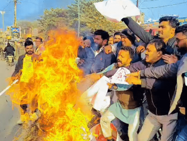 ब्यावरा में युवक कांग्रेस ने मंत्री कैलाश विजयवर्गीय के खिलाफ विरोध प्रदर्शन किया। कहा- यदि मंत्री भागीरथपुरा का दूषित पानी पीते हैं तो उन्हें दो लाख का चेक सौंपा जाएगा।