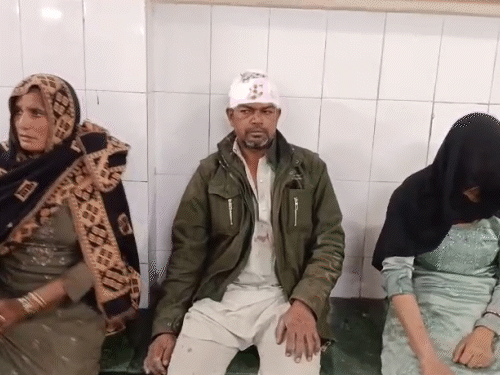 झगड़े में घायल लोगों को अलवर के जिला अस्पताल लाया गया