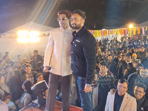 जयपुर के जवाहर कला केंद्र में सिंगर शहजाद अली के साथ उनके प्रशंसक तस्वीरें खिंचवाते हुए।